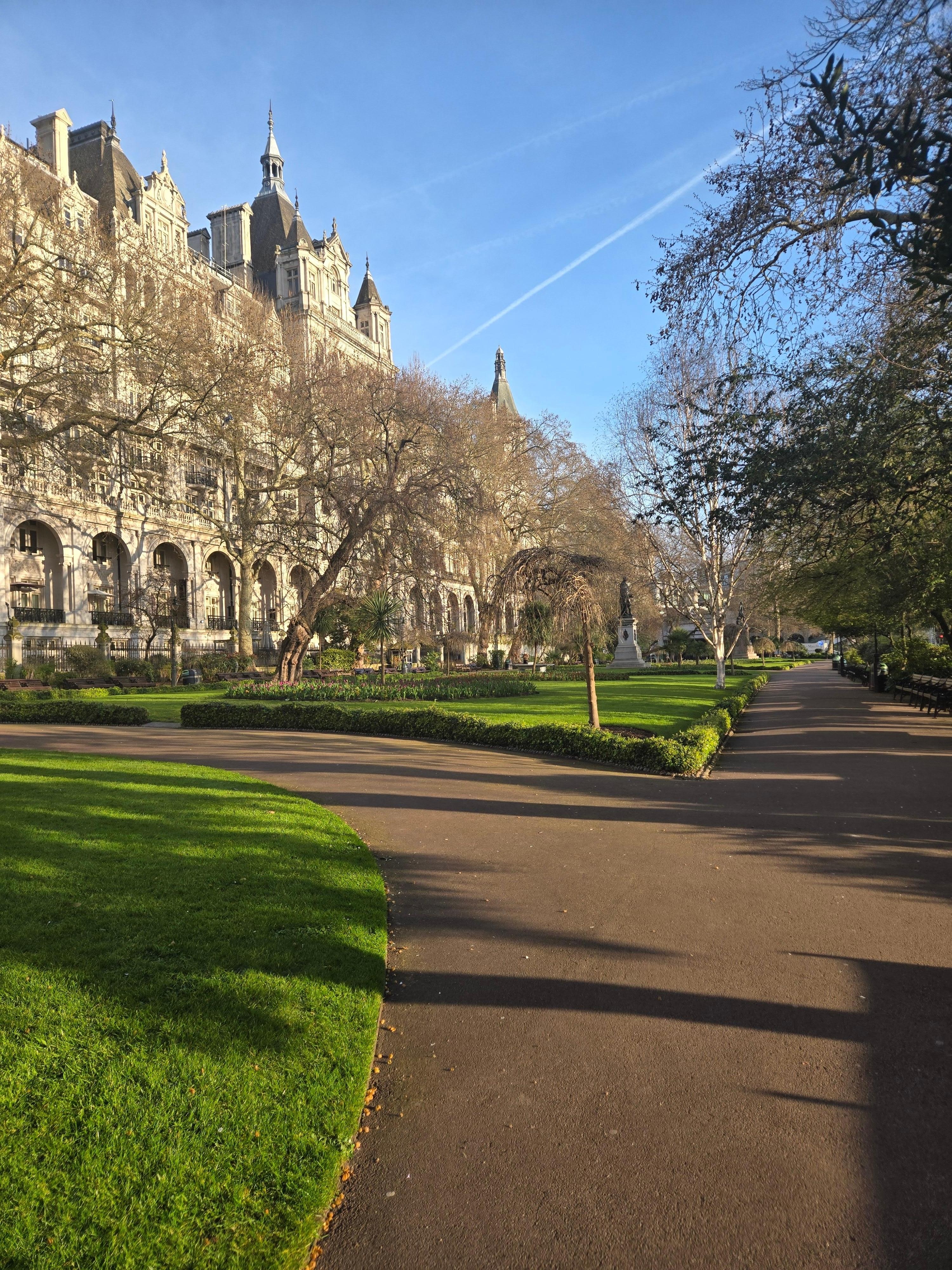바로옆 공원에서 보는 전경이고  오른쪽으로 텀즈강이 있습니다.  장소가 아주 좋아요.