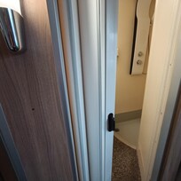 Rideau accordéon servant de porte entre toilettes-salle de bain et chambre