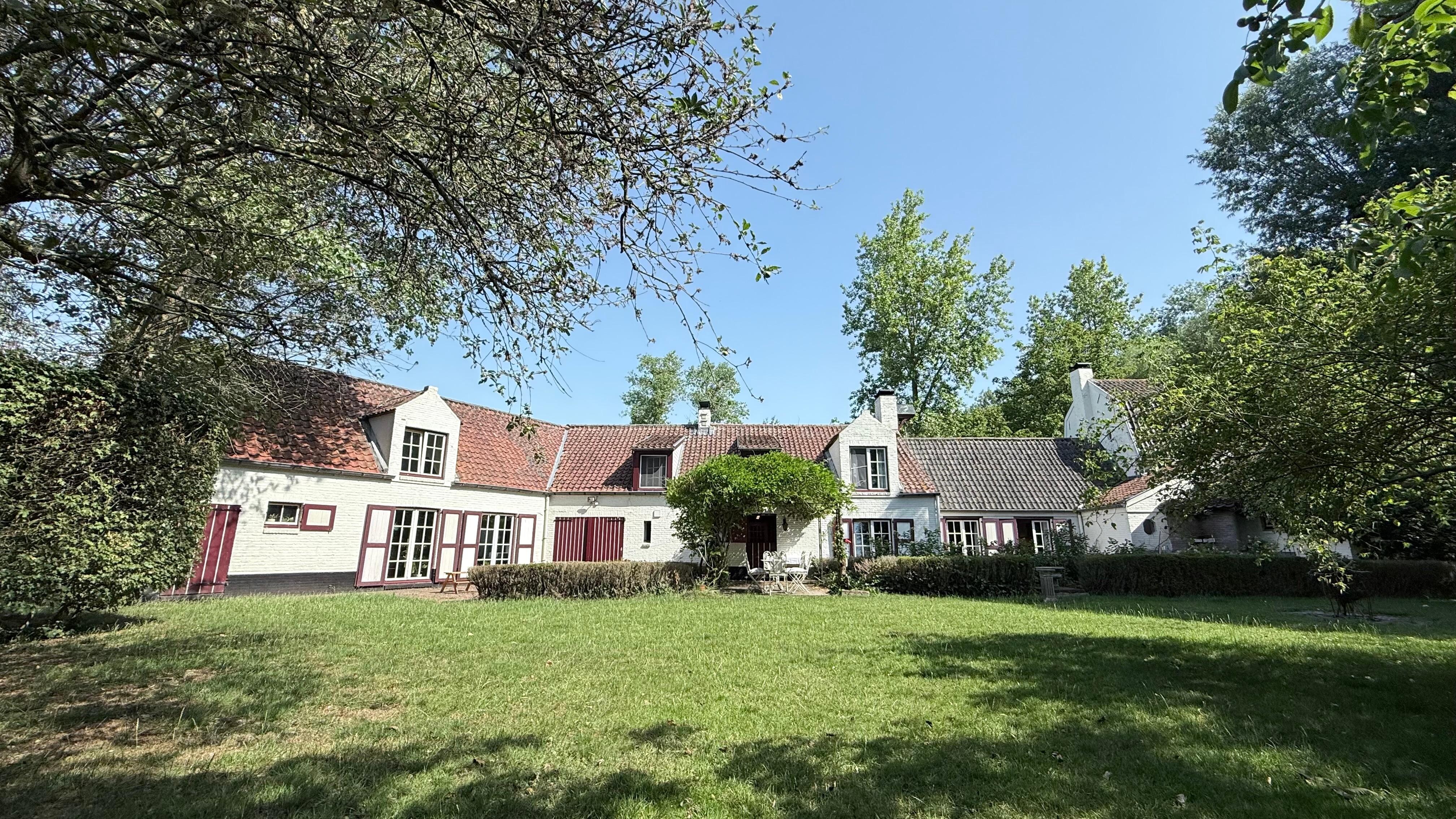 The lodgings from the meadow