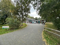 Genügend Parkplätze.