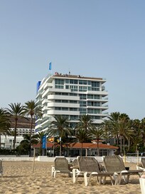 Blick auf Hauptgebäude vom Strand