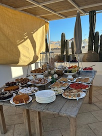 Frukost serverad på takterassen