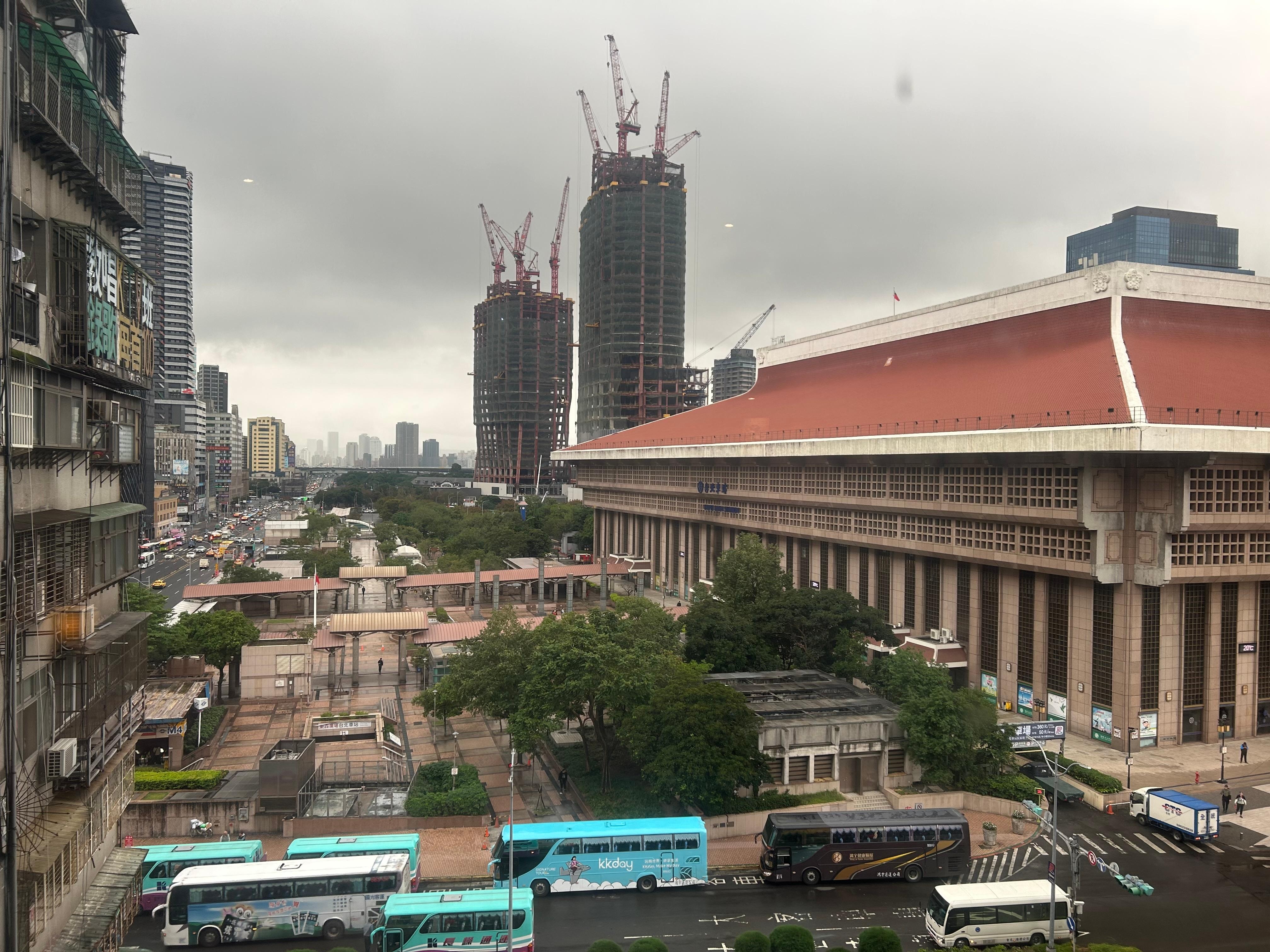 部屋からの景色。台北駅。