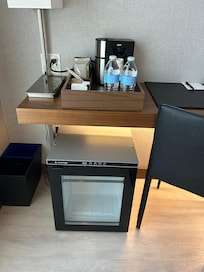 冷蔵庫は綺麗で便利ですがモーターの音がしてずっとしています