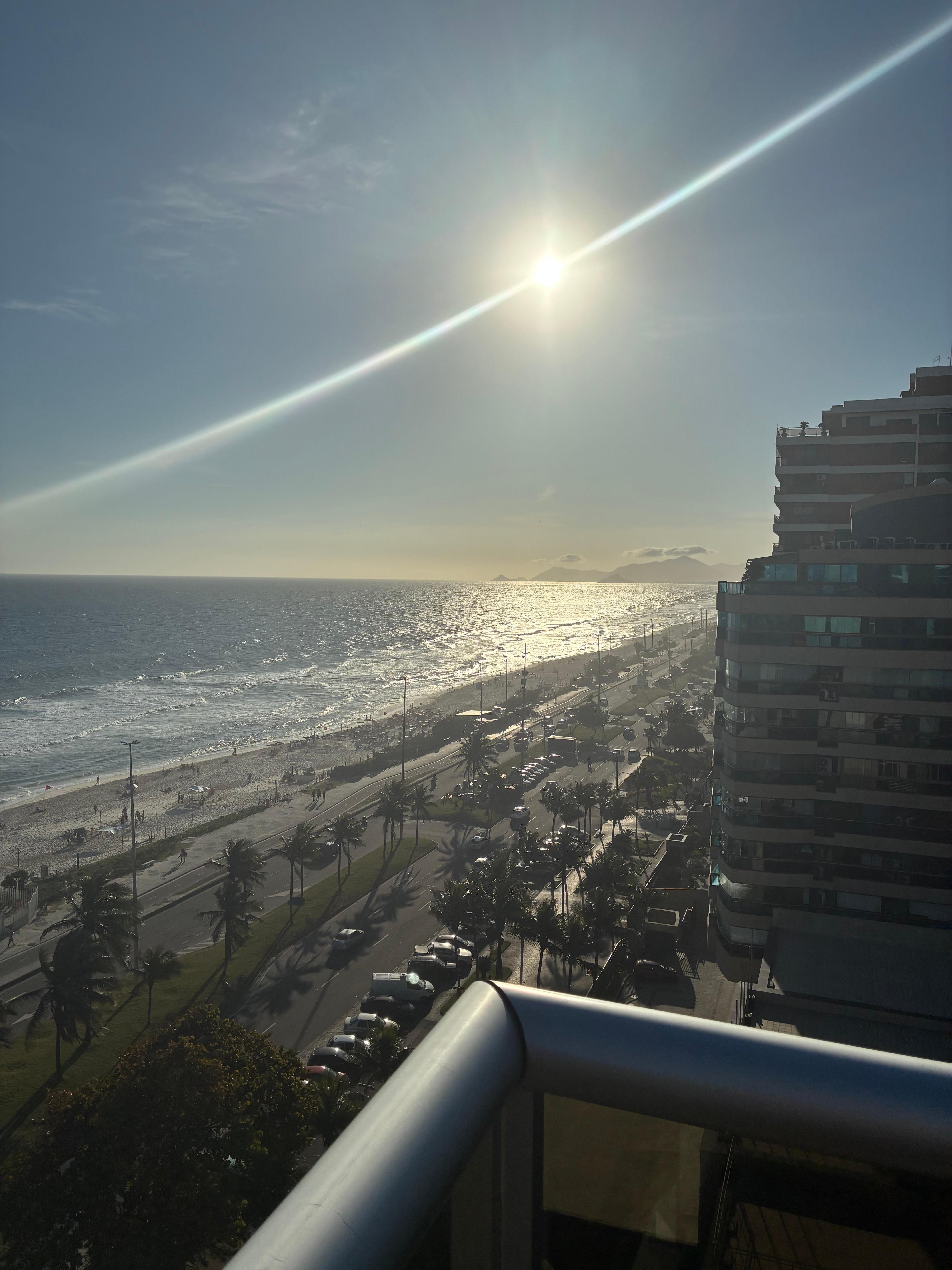 Vista da piscina do hotel. 