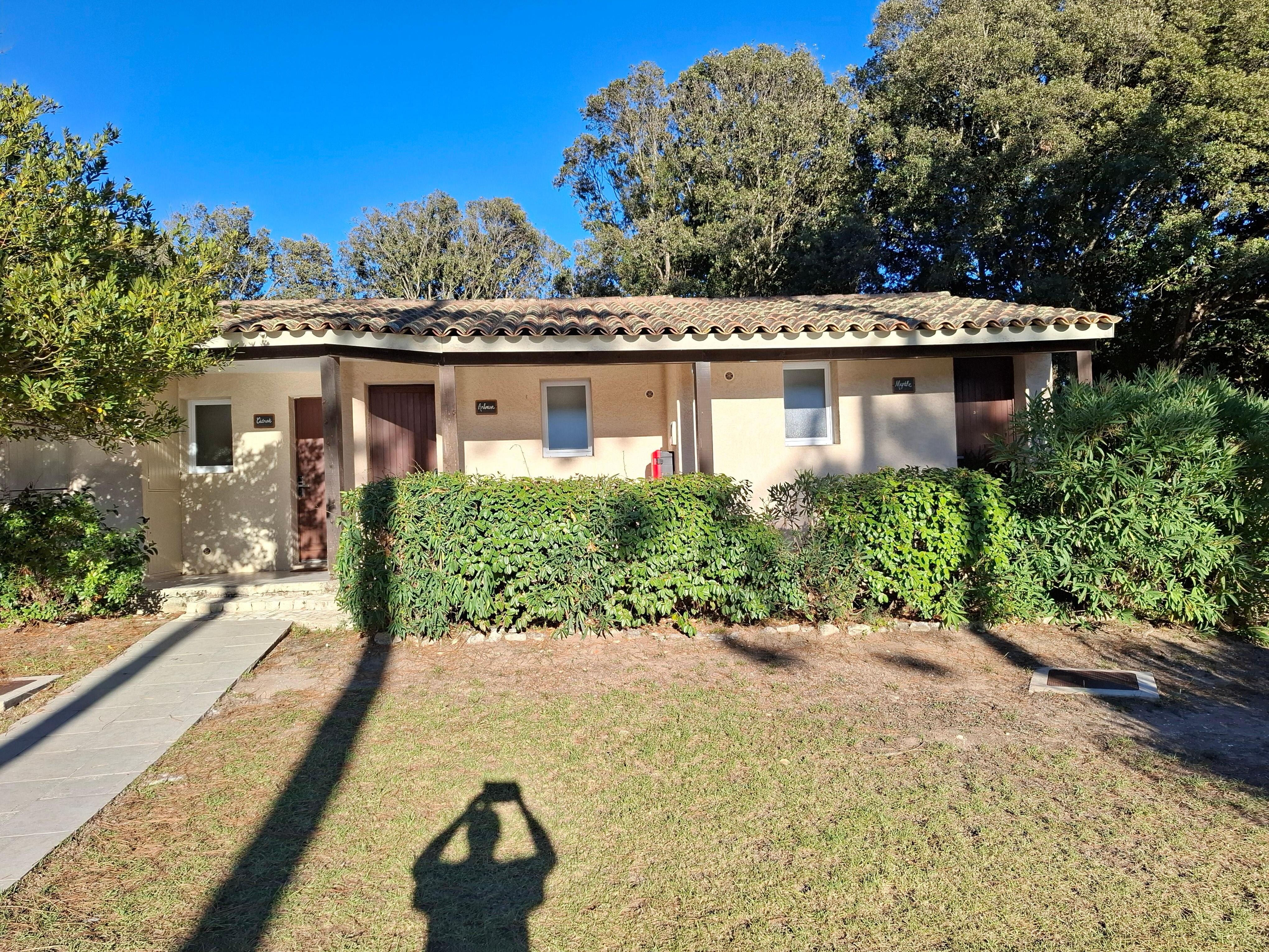 Accé aux chambres tout en traversant le magnifique parc