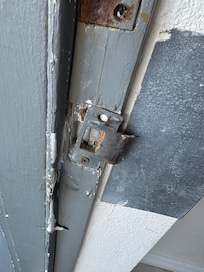 Broken door lock, no deadbolt either