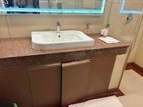 No double vanity and bathtub as shown on hotel website