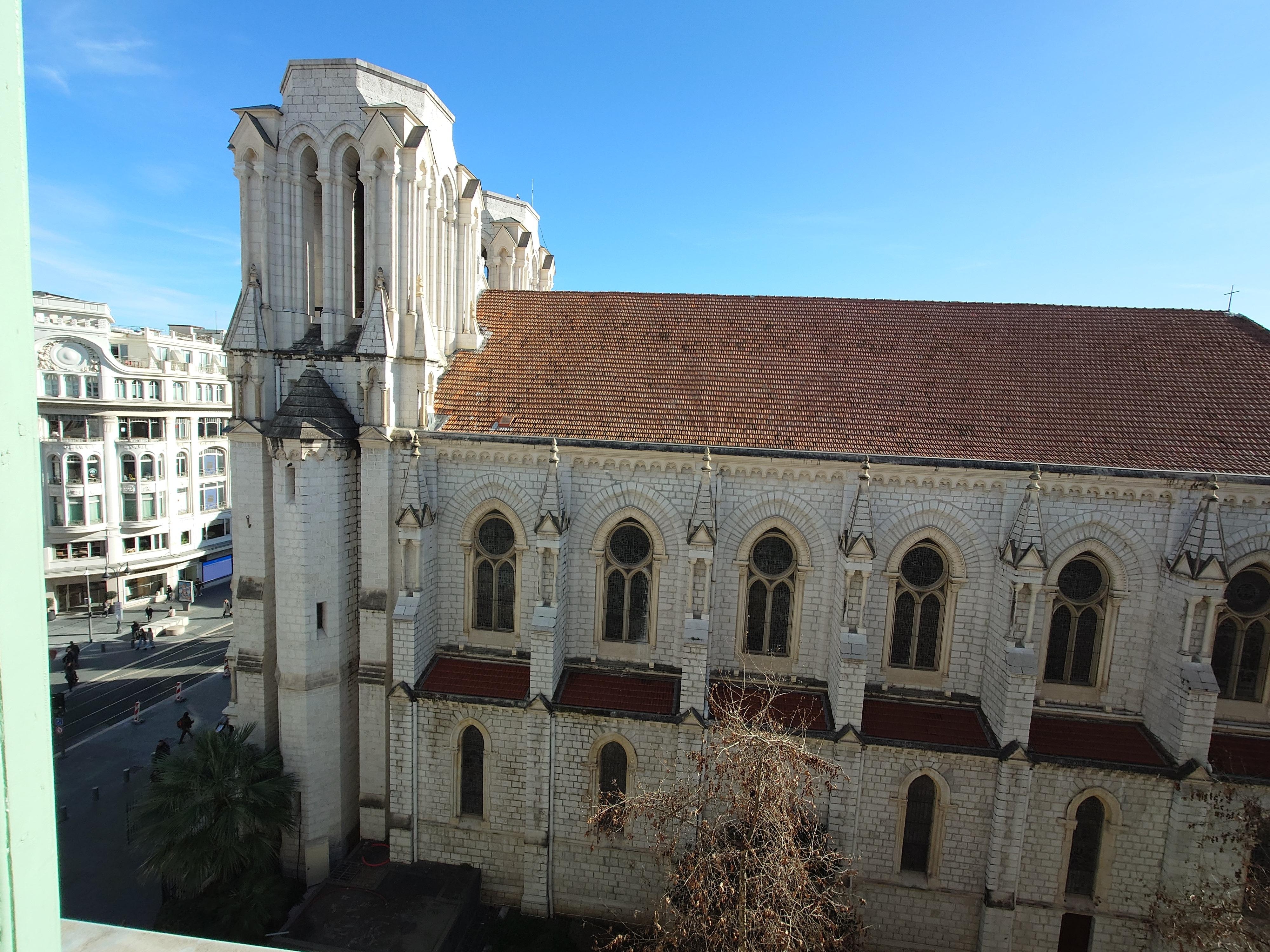隣接のノートルダム寺院