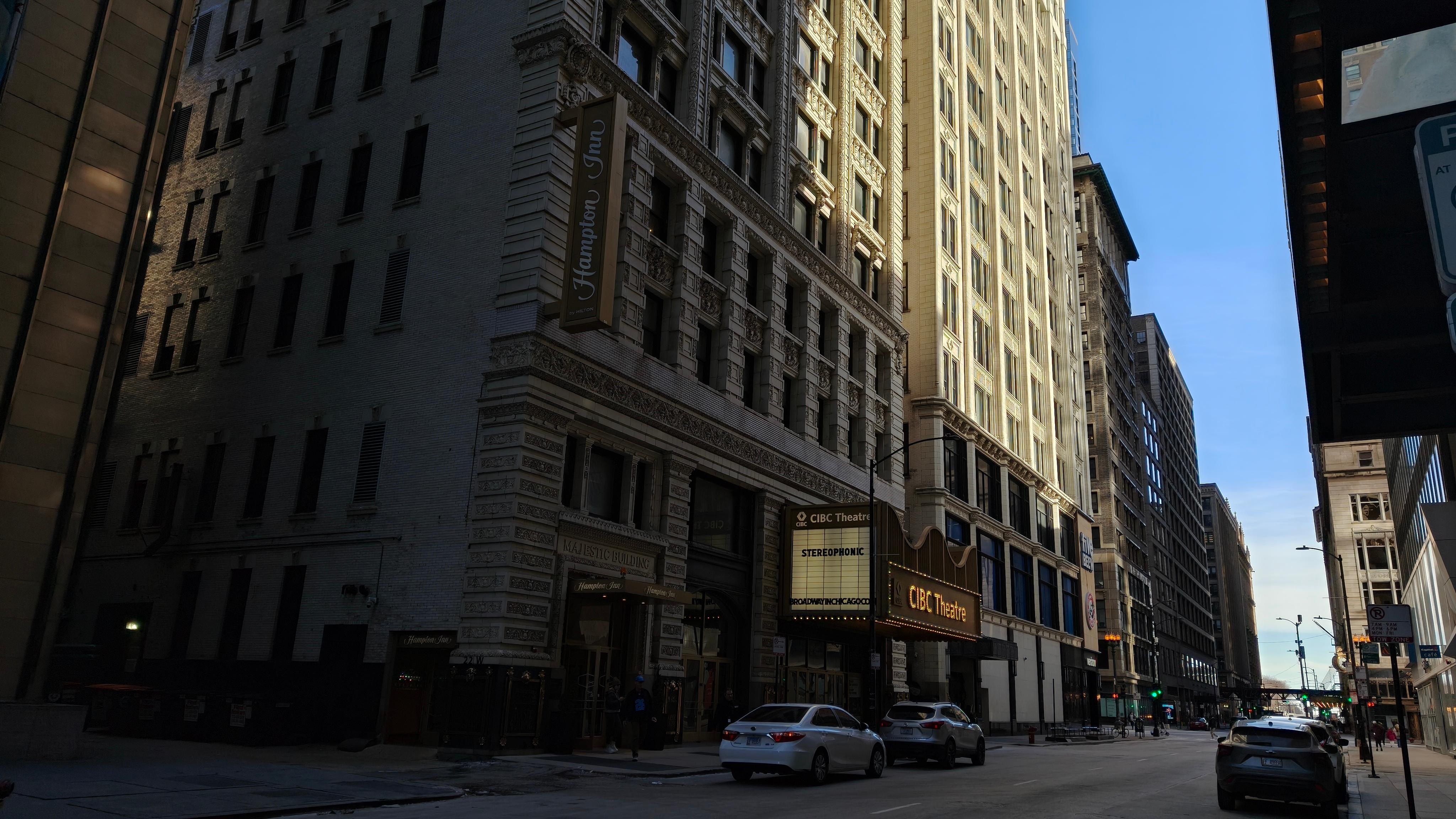 正面側には様々な彫刻が設けられている