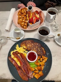Excellent petit déjeuner au rez de chaussée du gratte ciel !
