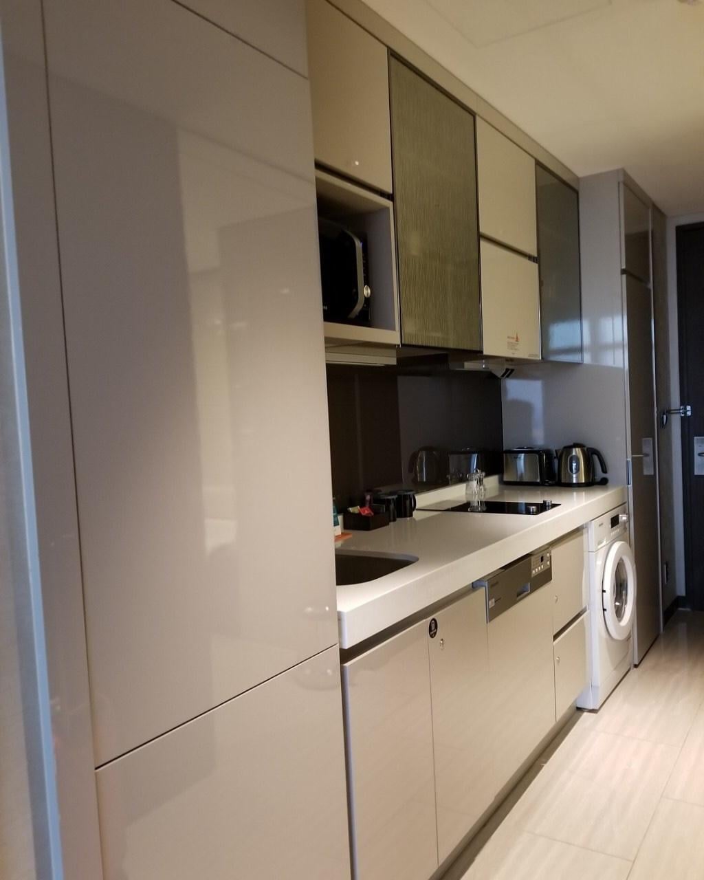 鍋、炊飯器、普通サイズの冷蔵庫、レンジ、IH、食洗機？、洗濯機、調理器具…全て揃ってる