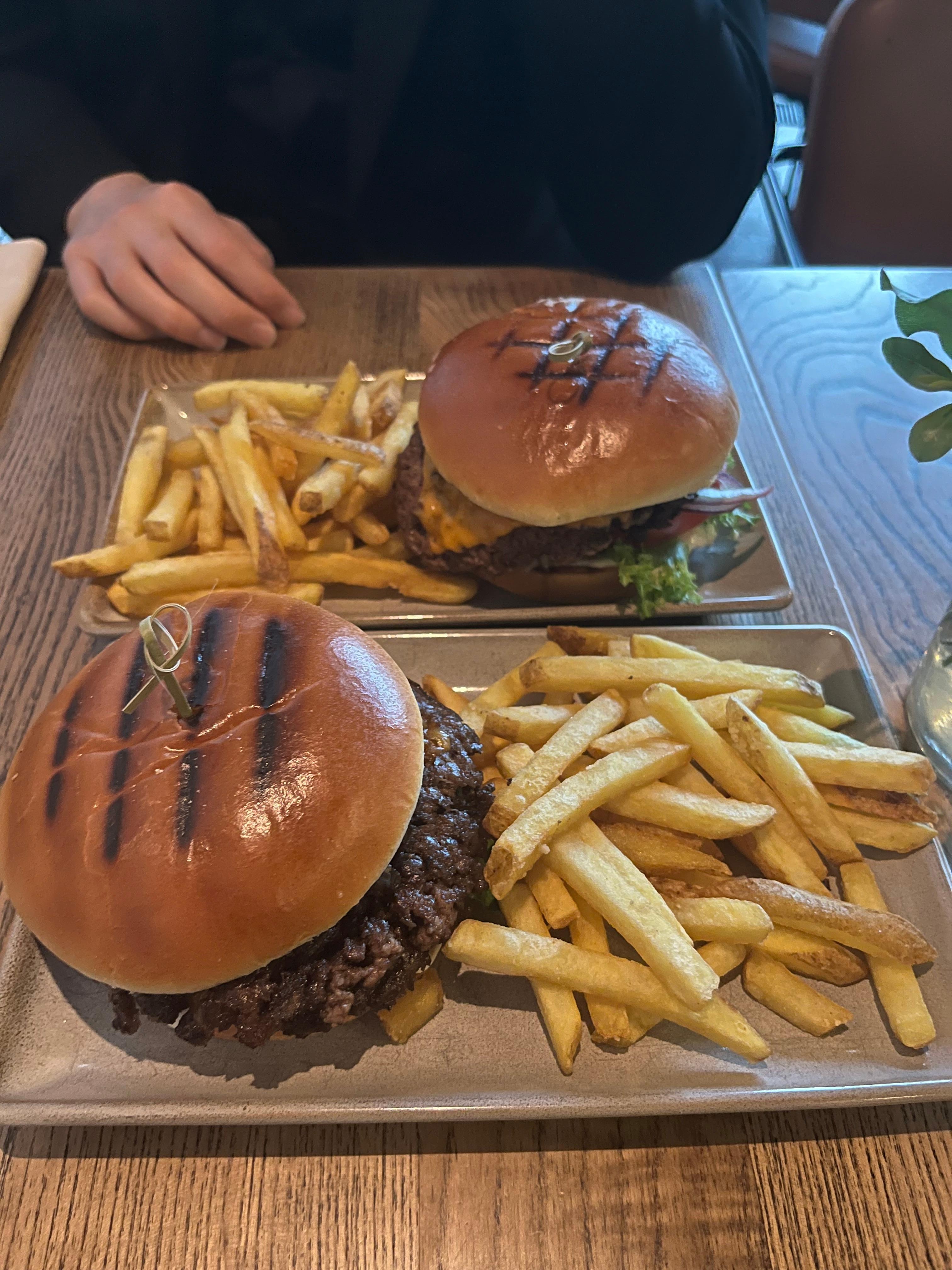 en riktigt god dubbel cheeseburgare, vi blev SÅ mätta🤭