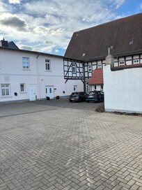 Parkering og indgang fra ejendommens bagside