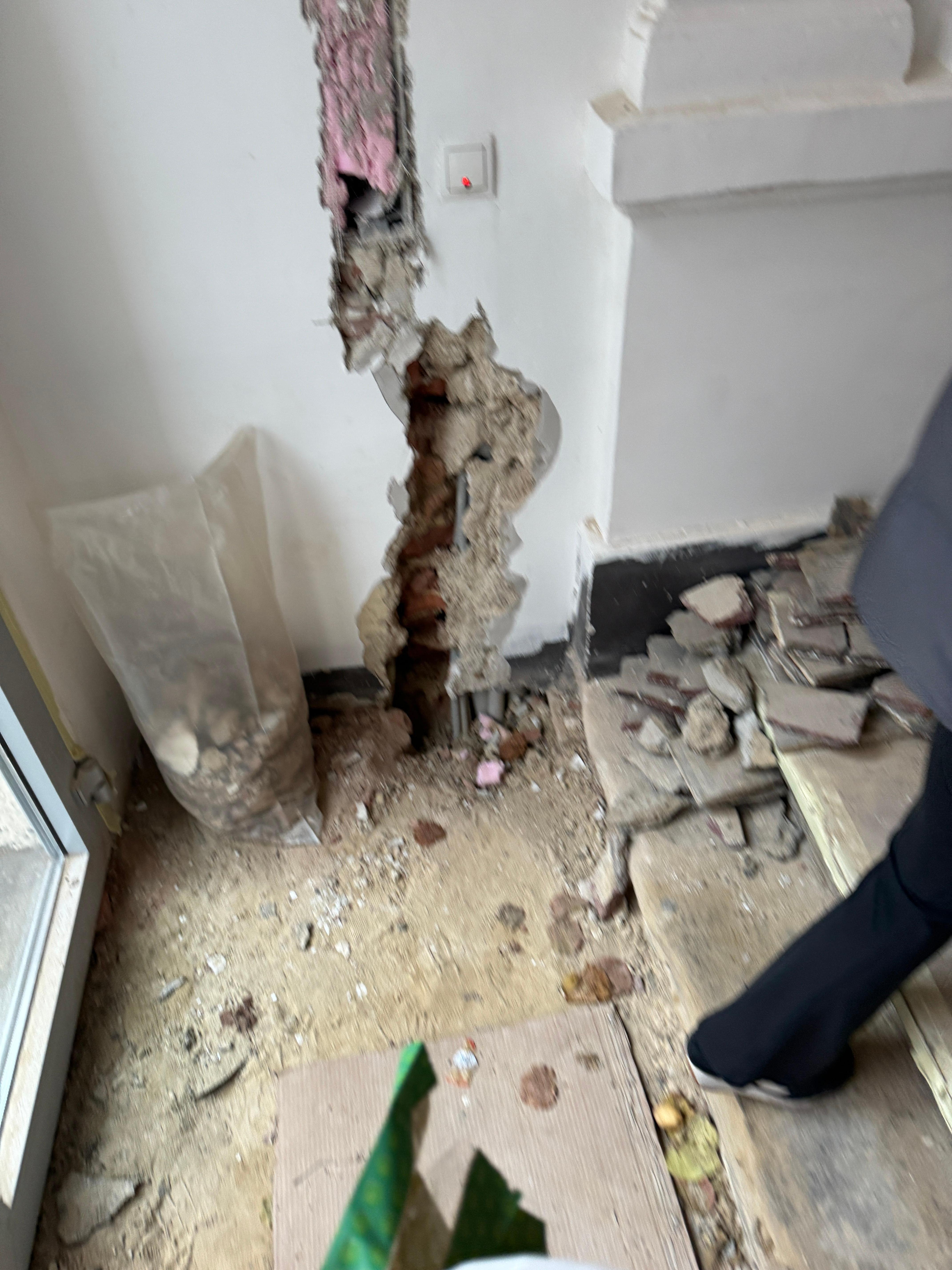 The entire way to the apartment door looks like this