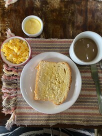 Experimente o pão caseiro e os ovos mexidos