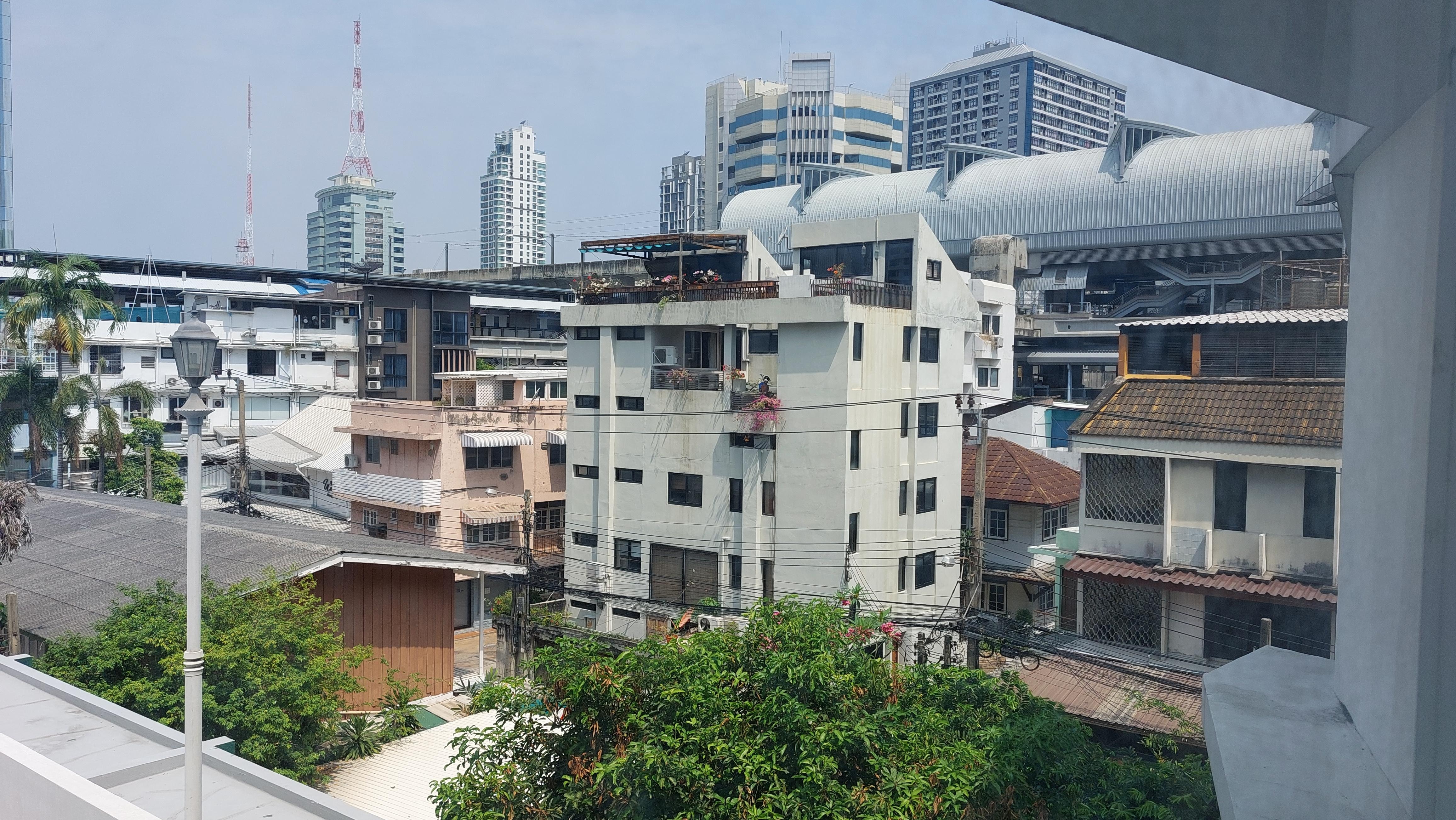 房間可以以直接同時看到機場鐵路及BTS Phaya Thai站