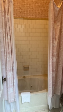 Jetted tub available. We did not use it personally.