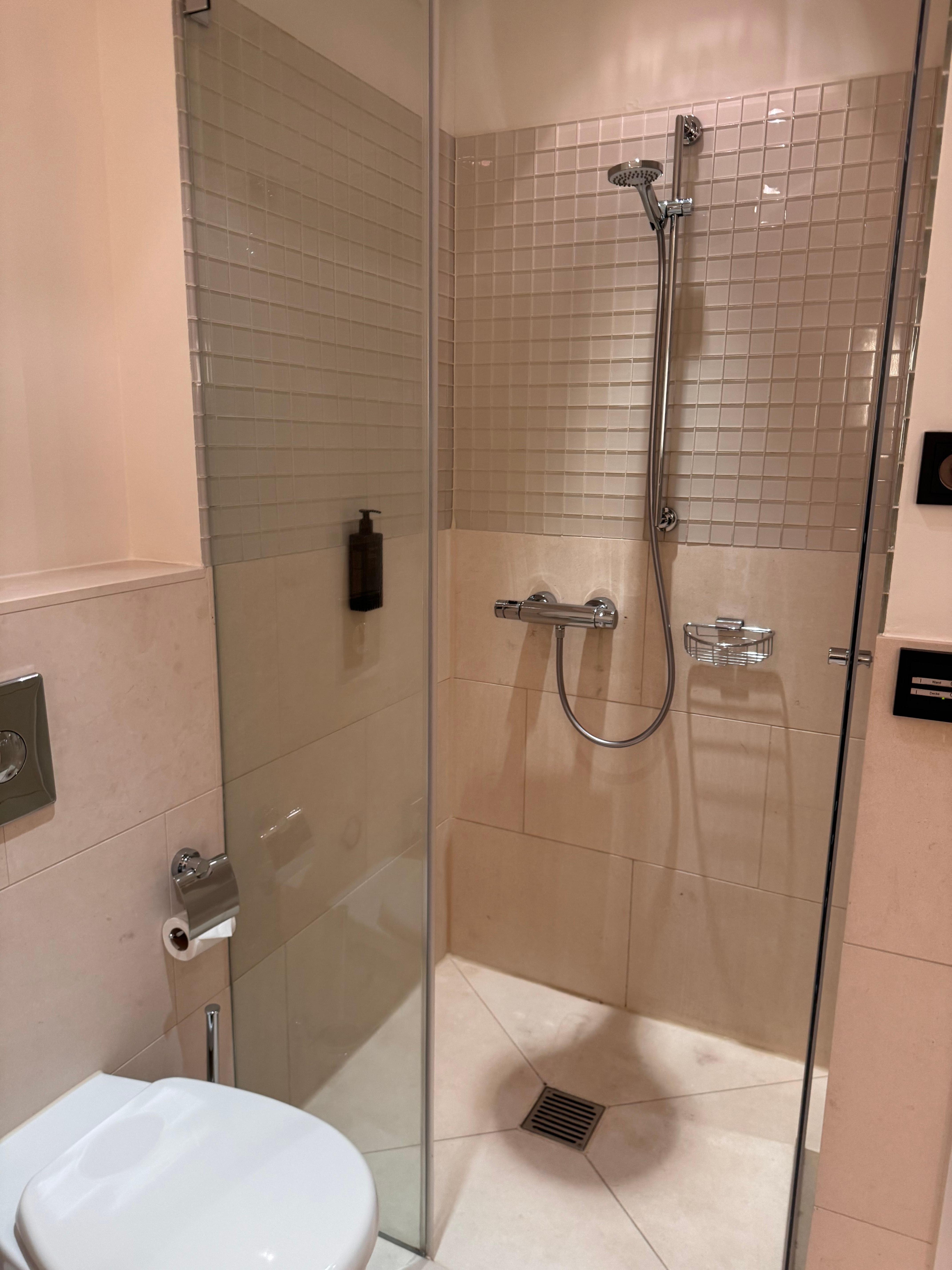 Dusche im Badezimmer 