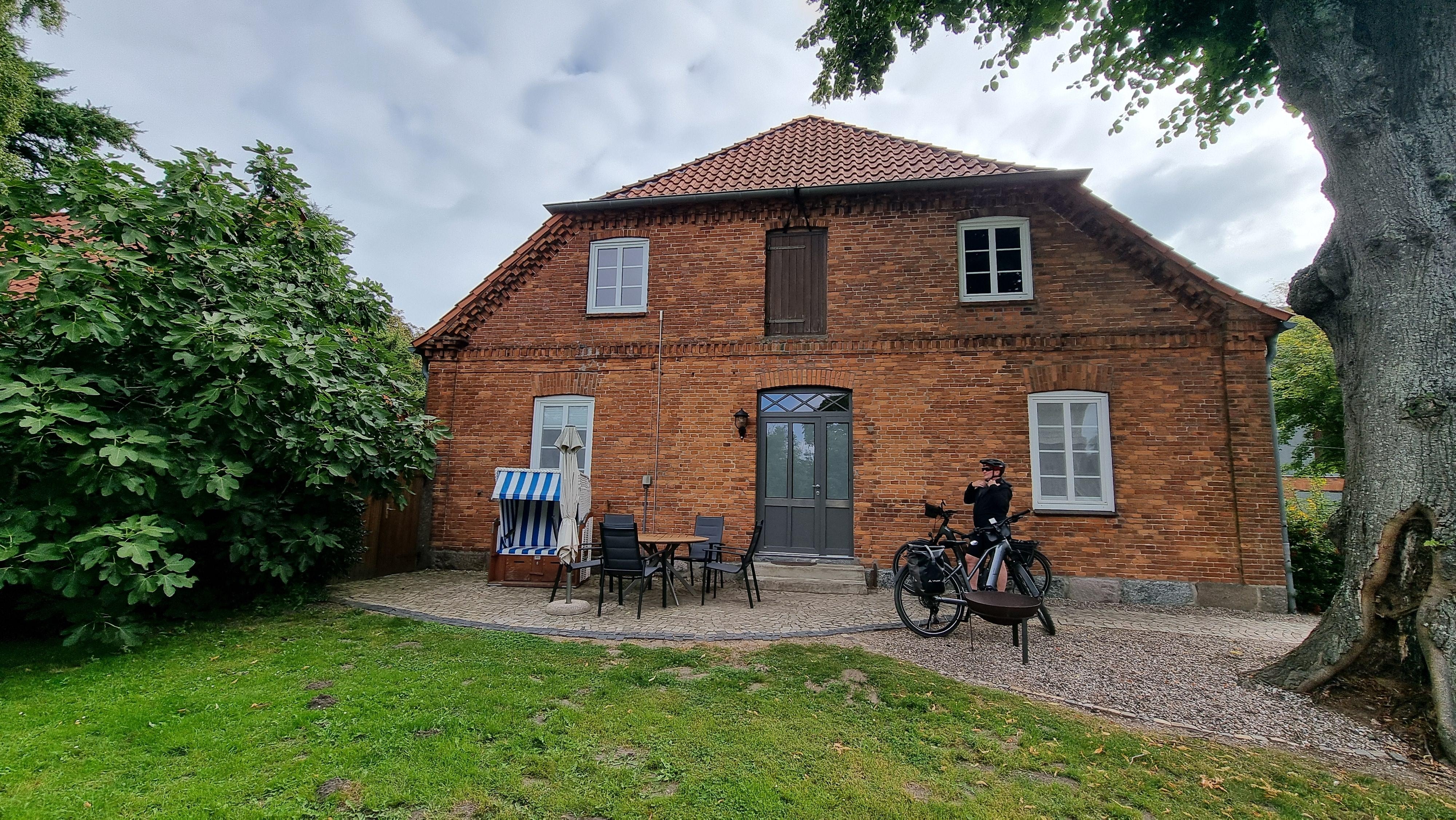 Eingang mit Sitzgruppe und Strandkorb (und Feigenbaum)
