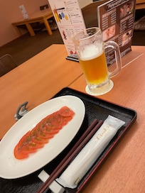 スパラウンジで一杯。どれも美味しいが、唐揚げが冷凍物だったのは、残念。