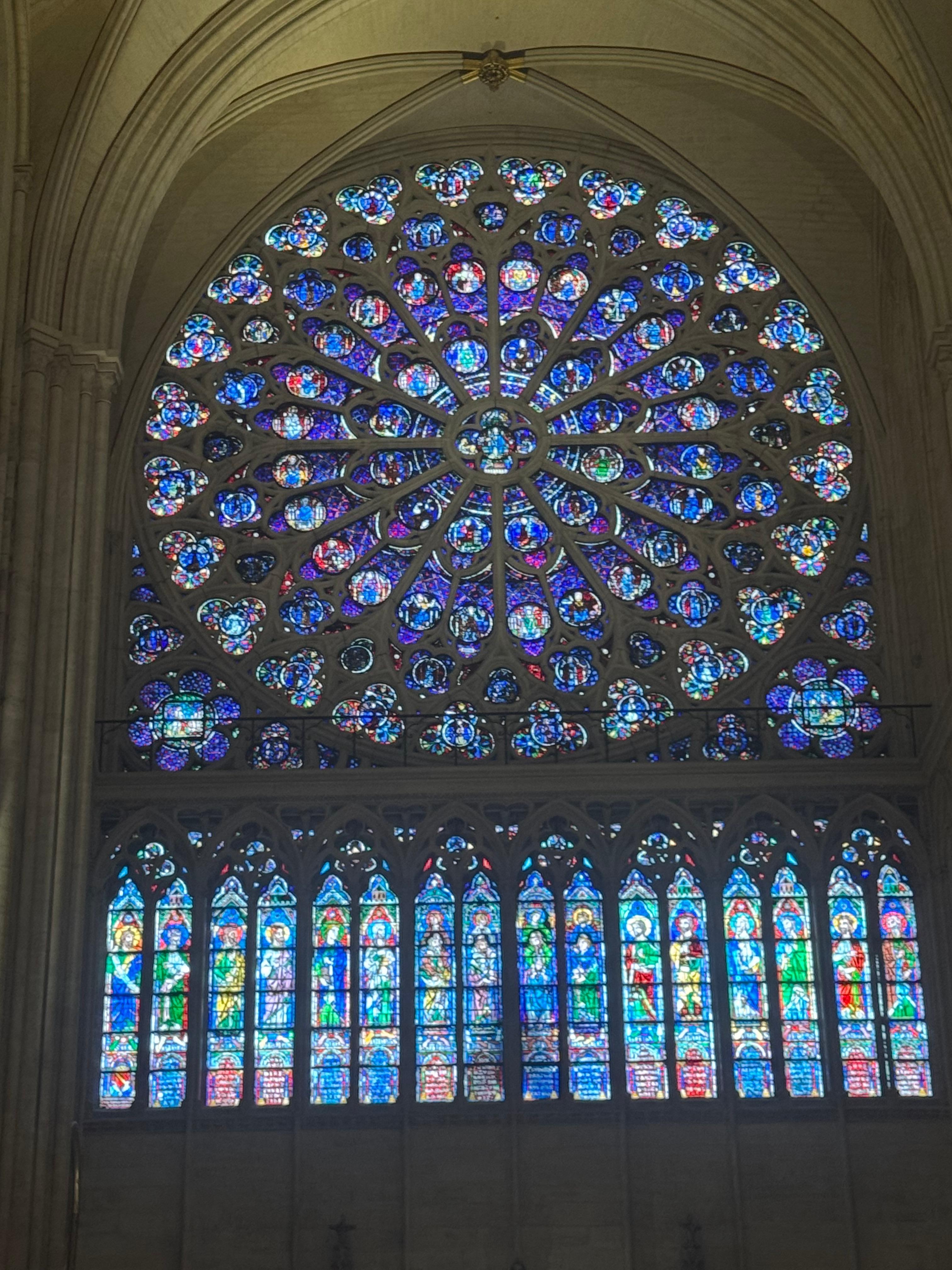 内部のステンドグラス