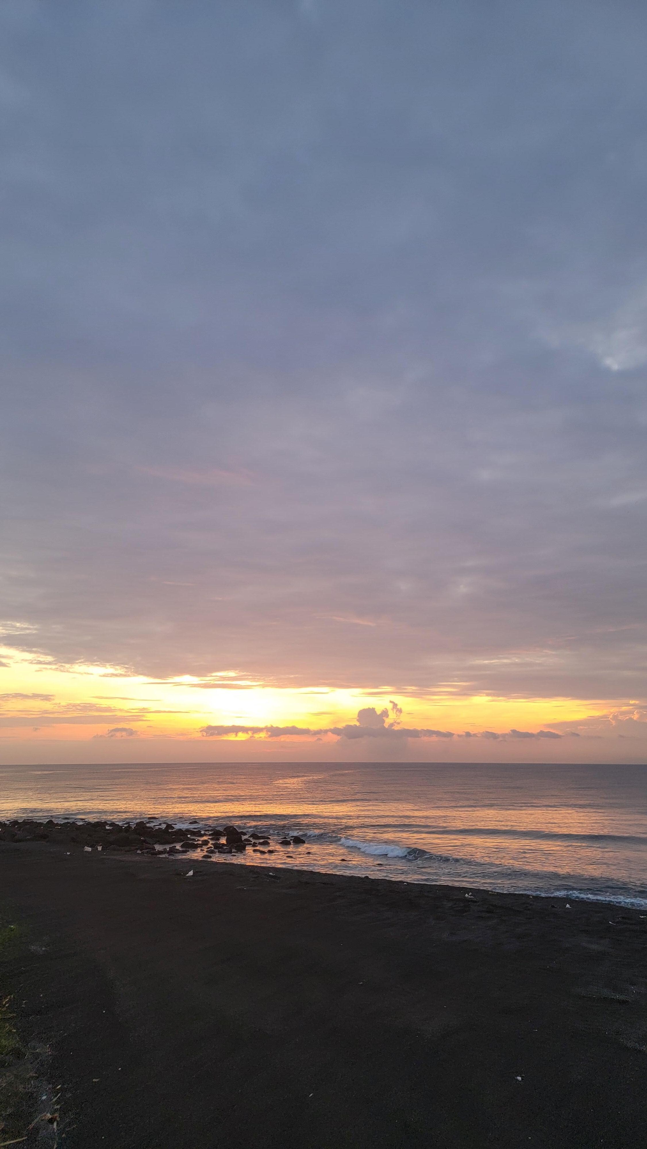 Sonnenaufgang am Strand, der nur wenige Schritte entfernt liegt