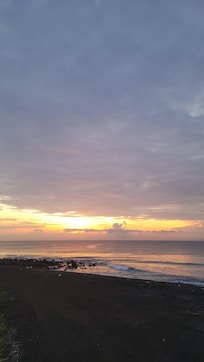 Sonnenaufgang am Strand, der nur wenige Schritte entfernt liegt