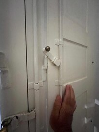 La fermeture des volets impossible car ils ne joignent pas et les tringles sont collées au au bois par la peinture