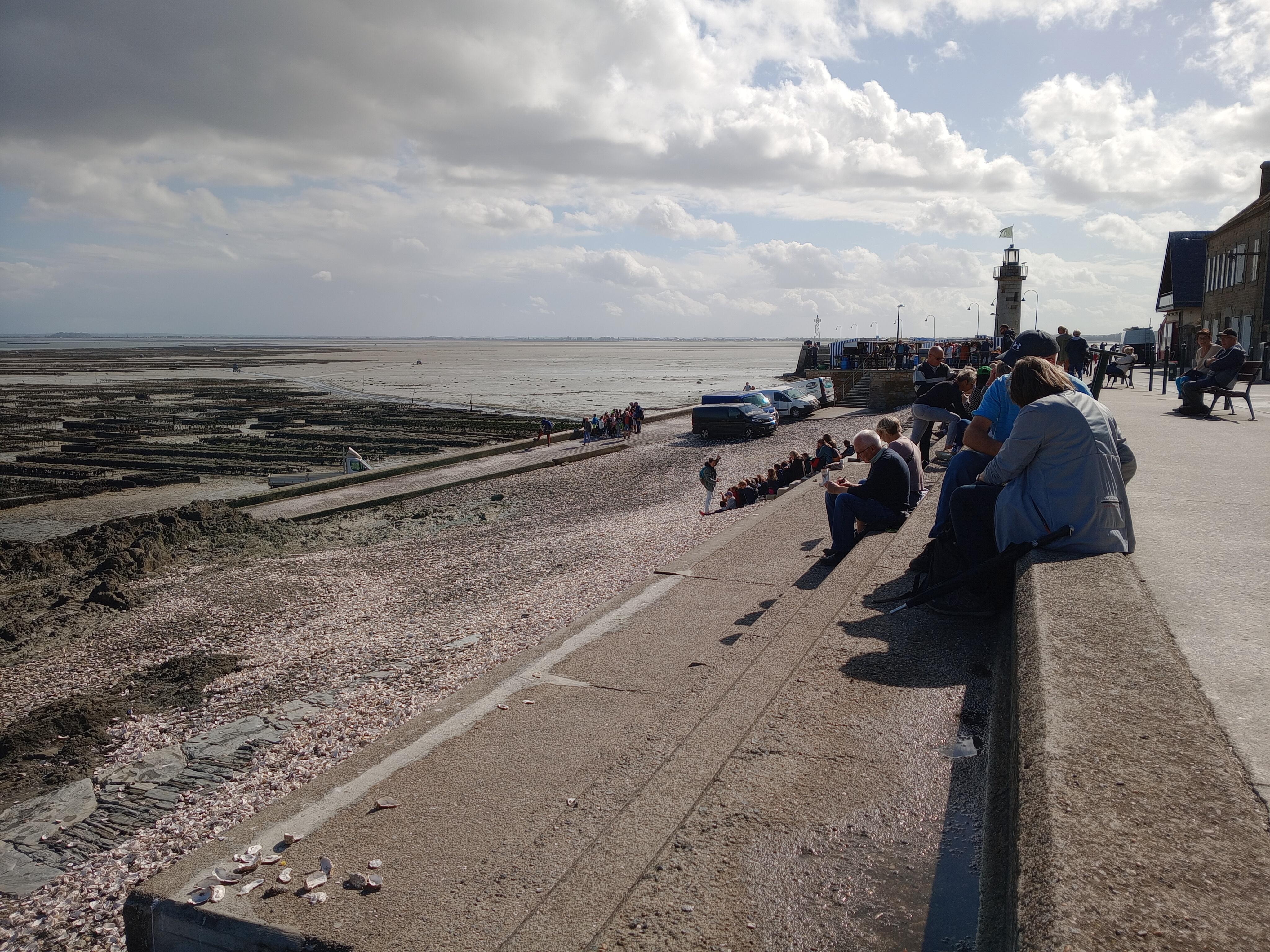 Au marché aux huîtres, on les mange et on jette les coquilles vers la mer, ça fera du sable