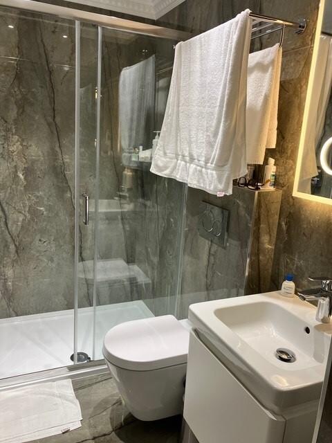 Modern bathroom - no leaks!