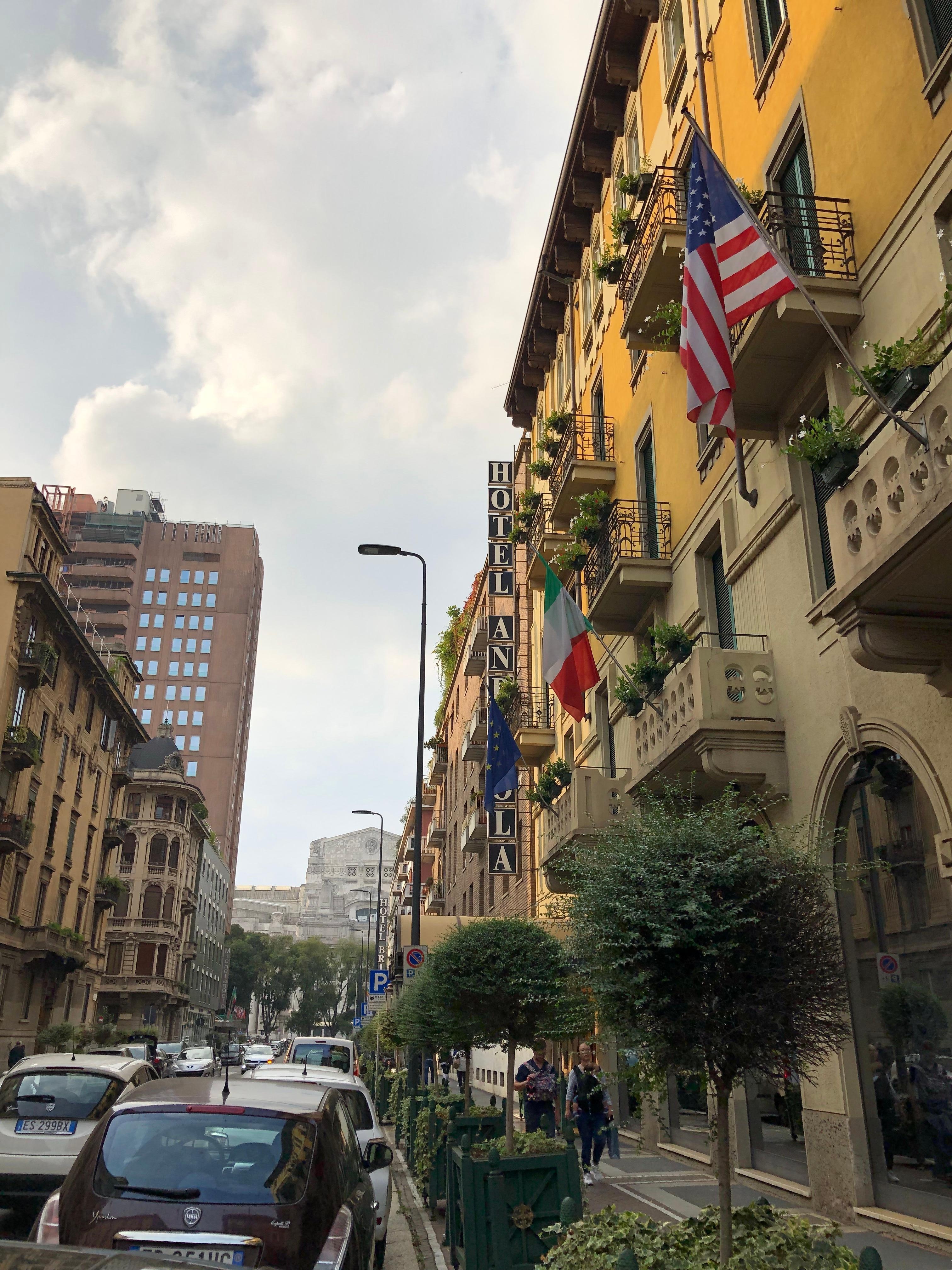 Hotellet med Milano Centrale i enden av gaten