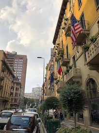 Hotellet med Milano Centrale i enden av gaten