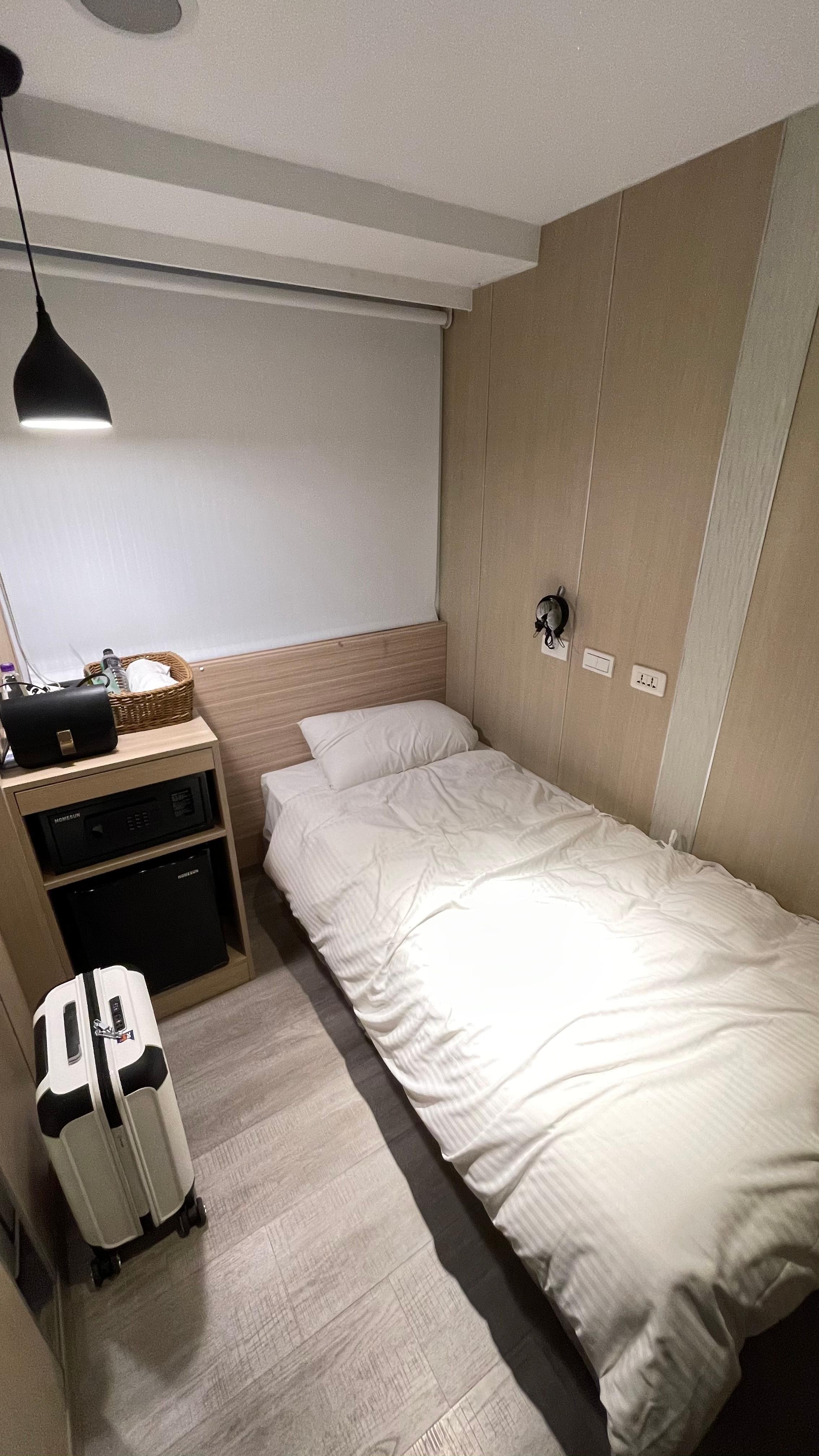603房，窗簾外是漢口街一段街景