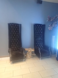 Kosestol i resepsjonen ved heisen.