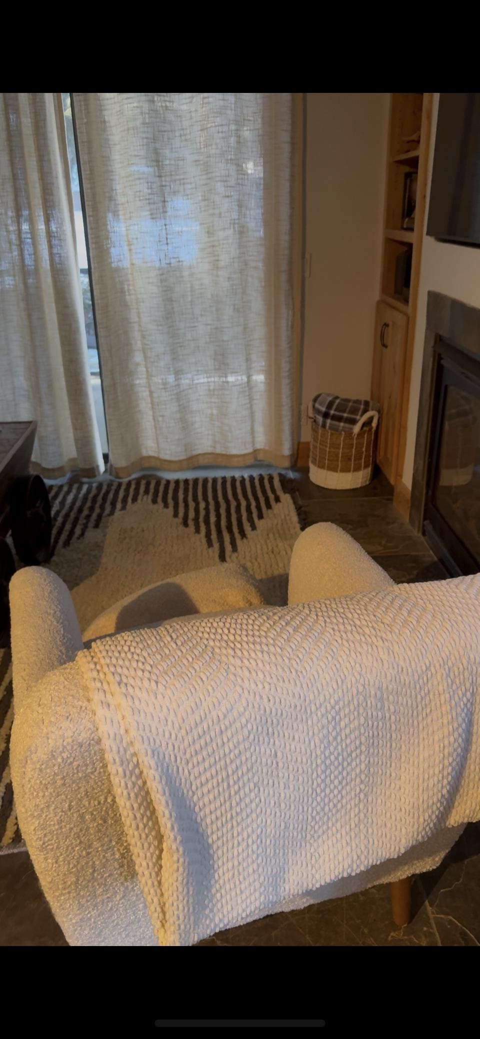 The living room is beautiful and very cozy I loved the décor.