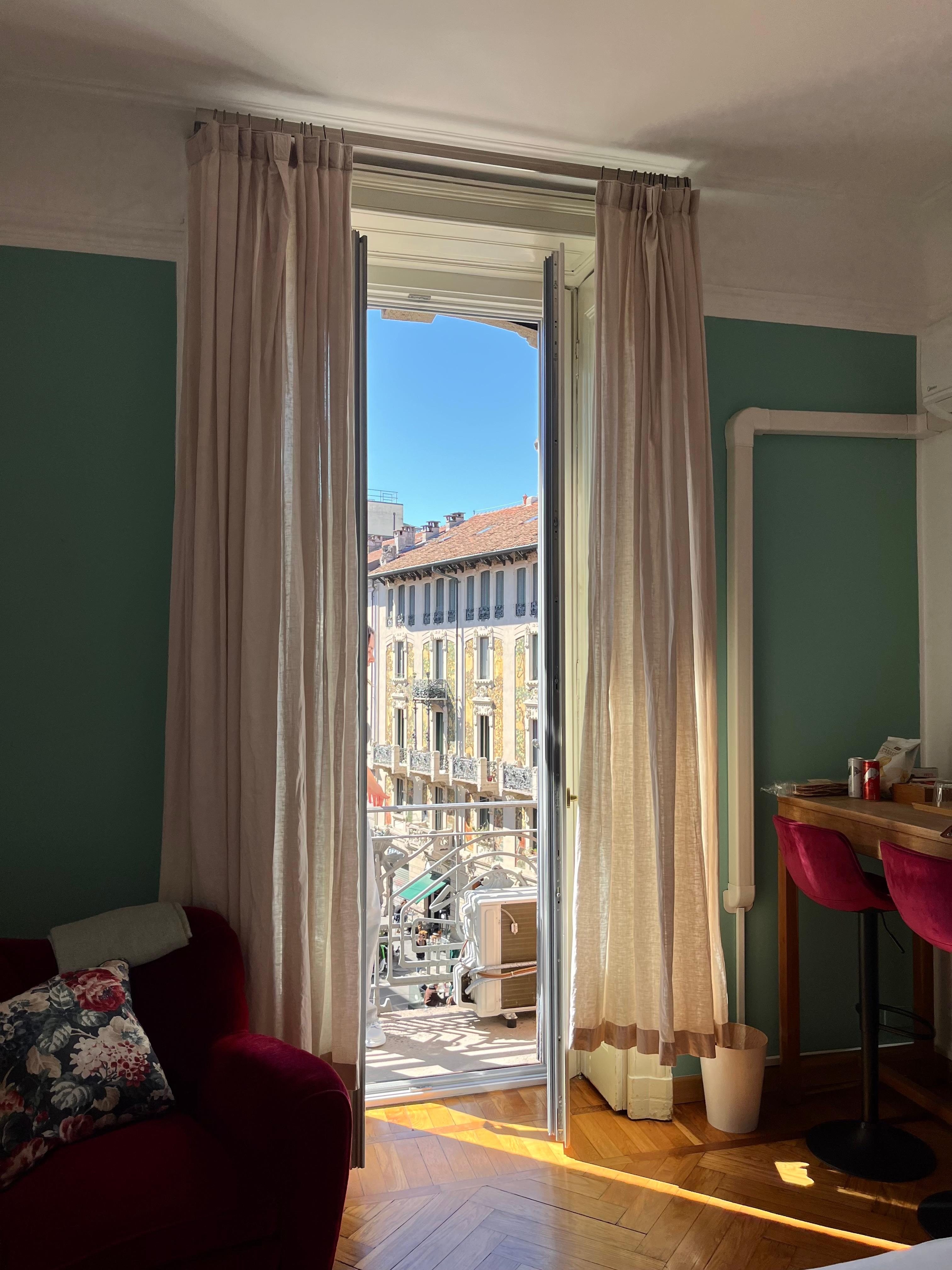 Schöne Umgebung, tolle Cafés und Restaurants in unmittelbarer Nachbarschaft. Metro, Straßenbahn sehr gut erreichbar 