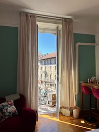 Schöne Umgebung, tolle Cafés und Restaurants in unmittelbarer Nachbarschaft. Metro, Straßenbahn sehr gut erreichbar