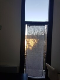 Cortinas no a medida de los cristales.