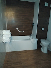 super pour une personne handicapée !!!!
a la réception, il m'a été précisé, à DEUX reprises, qu'il n'y avait pas de chambre avec douche à l'italienne !!! pour un hÎtel 3*** inadmissible !
REMBOURSEMENT DU PRIX DE LA CHAMBRE Merci.