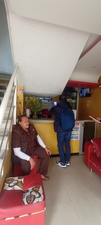 ¡ESTAFADORES! Pagué mi reservación y al llegar al hotel no tenían nada reservado, ¡no me hicieron la devolución de nada! La señora de la foto no aportó ninguna solución ni disculpa de ningún tipo
