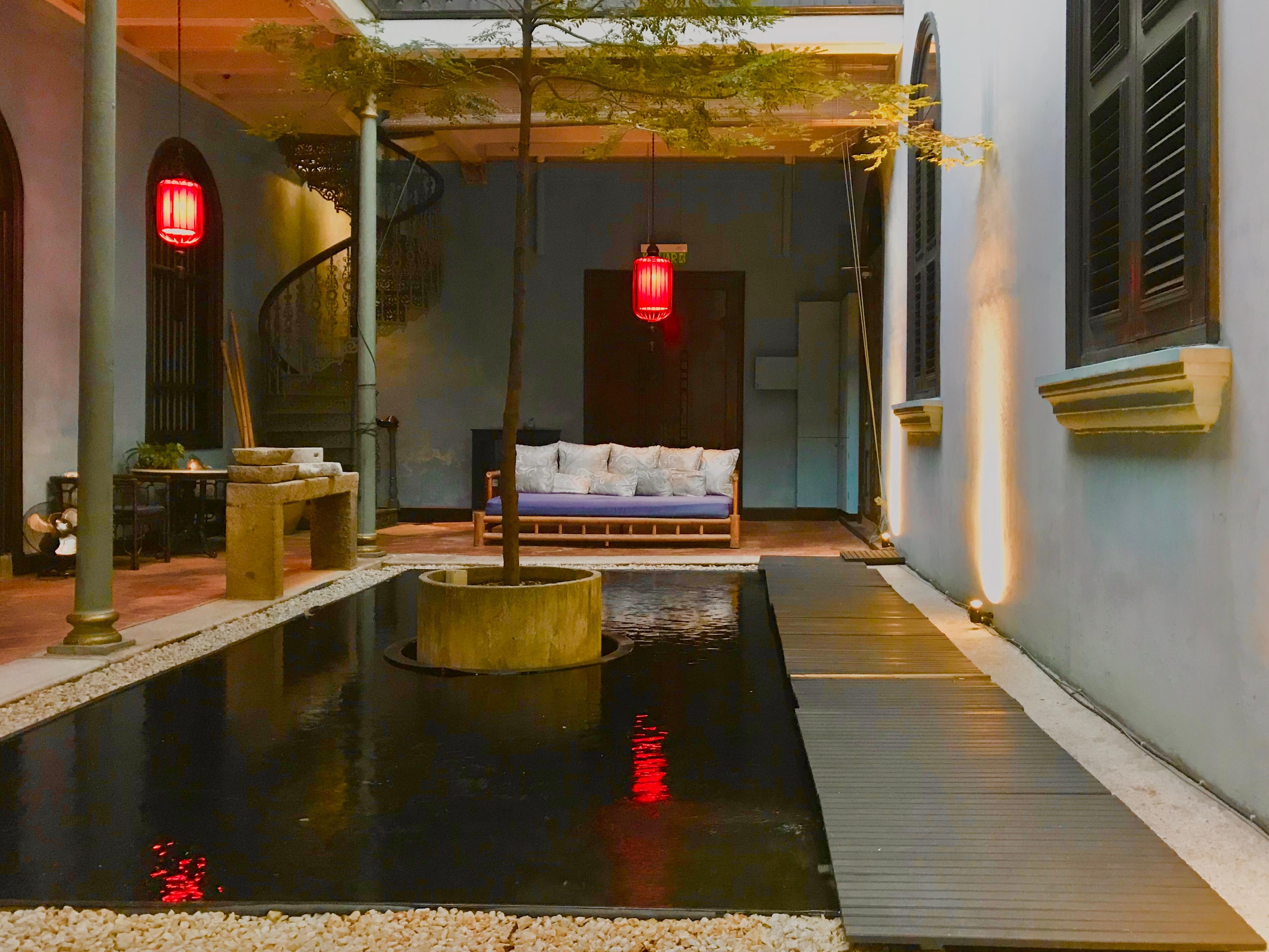 入夜後的庭園，迷人得很。