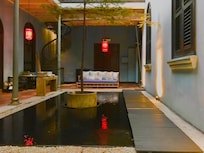 入夜後的庭園,迷人得很。