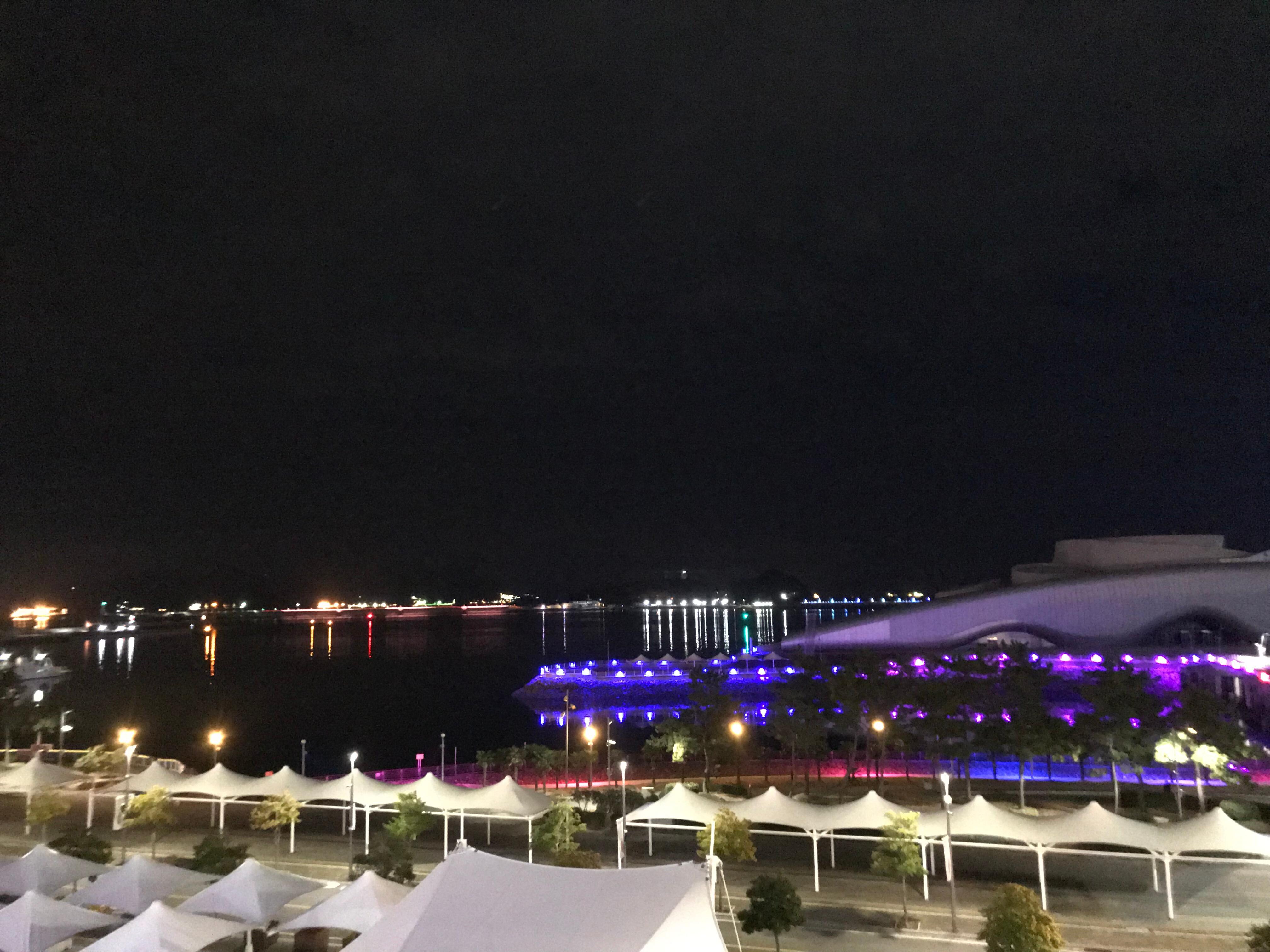 ラウンジから見るヨスの夜の海