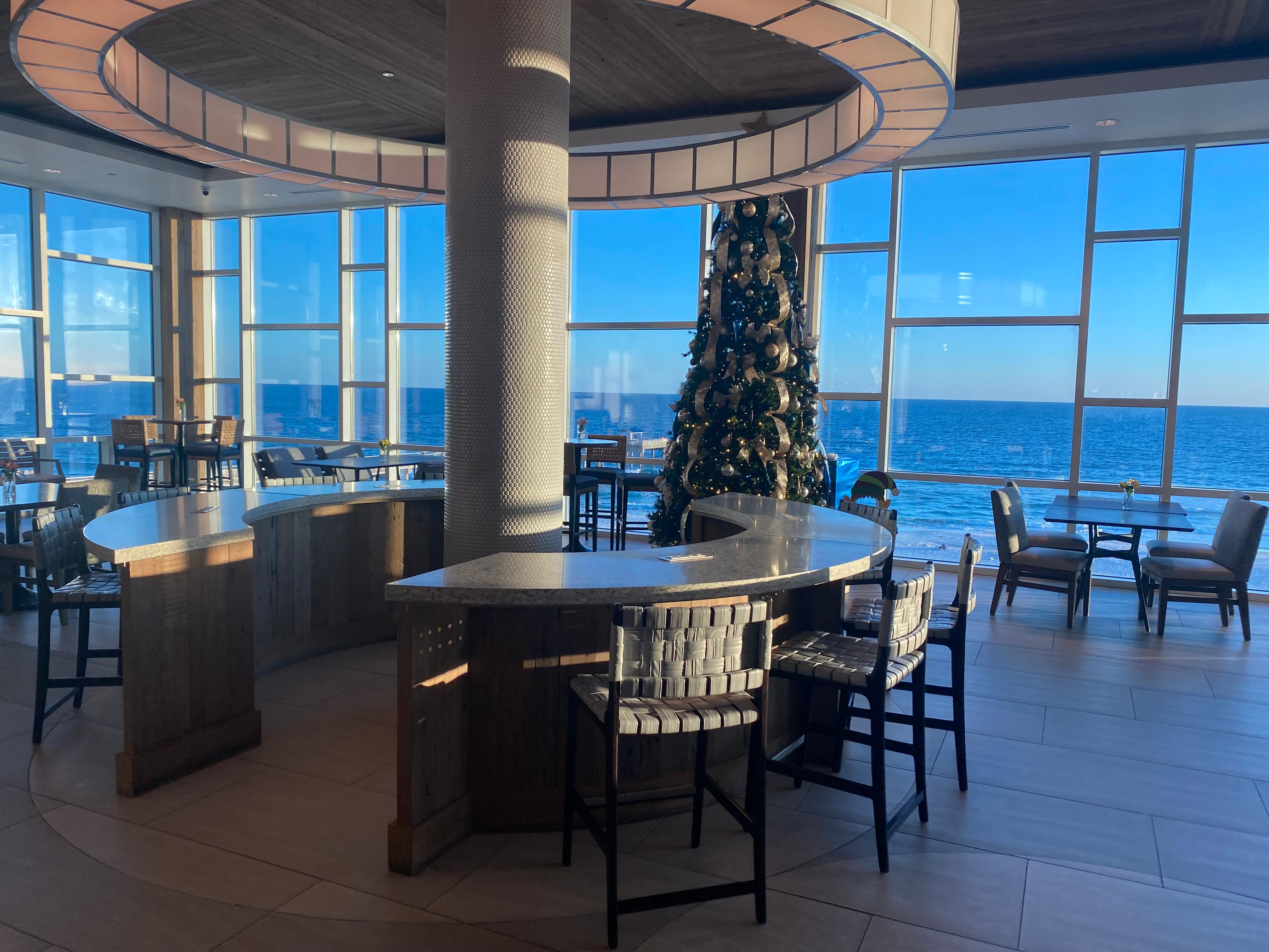 Beautiful lobby and  eating area 