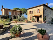 Frontansicht mit Lobby und links das Restaurant