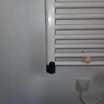un sèche serviette en guise de chauffage de la chambre avec un risque electrique