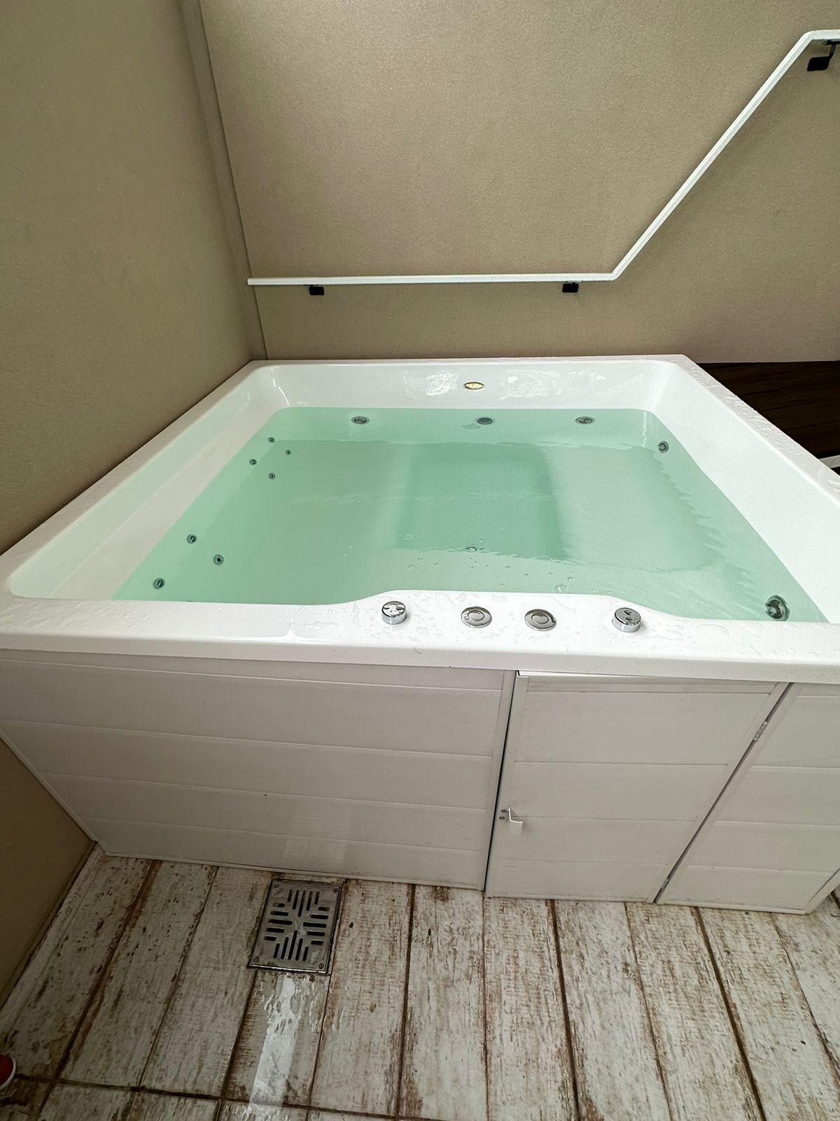 Jacuzzi en zona de pileta.