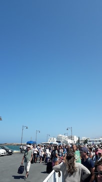 File d'attente de 2 heures en plein soleil debout
