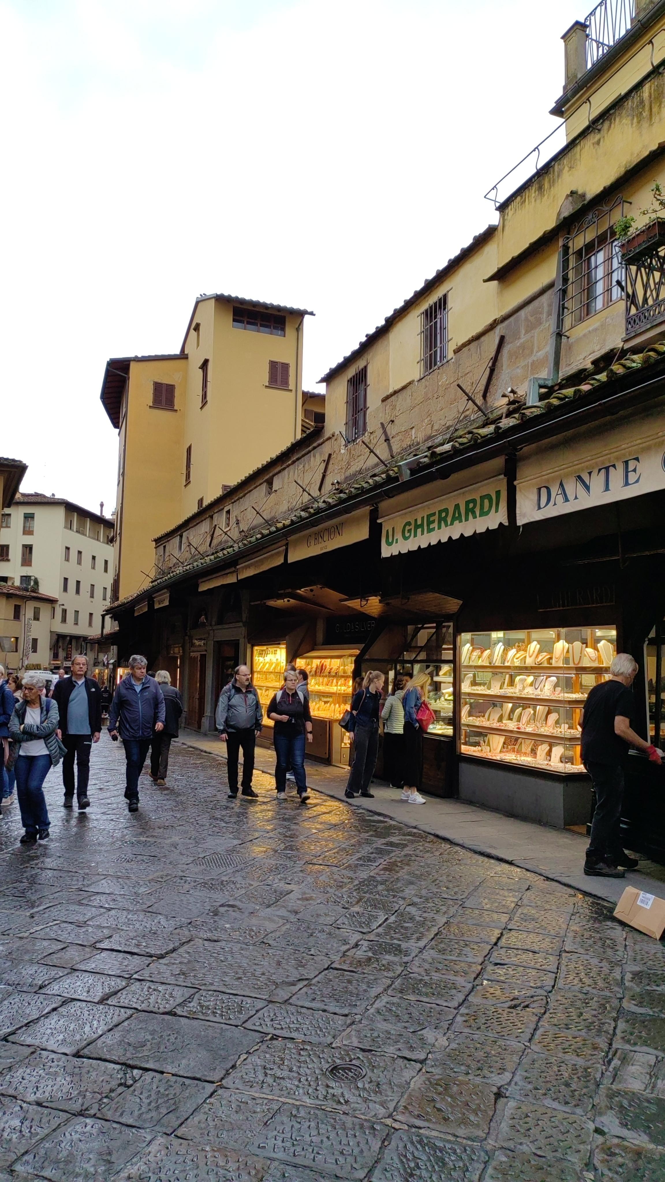 caminando de la parte comercial turistica y concurrida de Vecchio